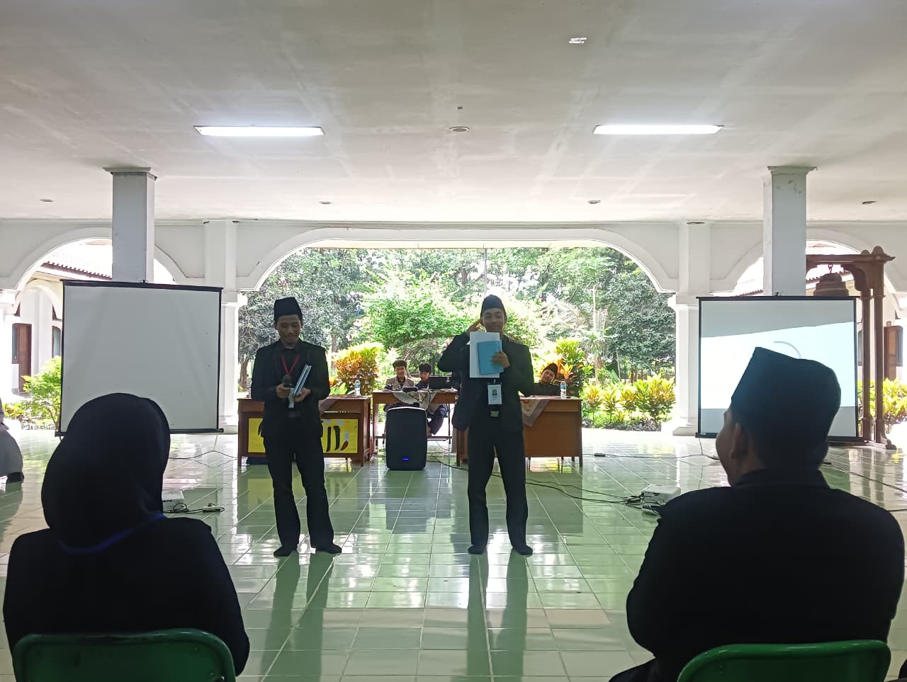 Pelajar mempresentasikan hasil diskusi kelompok